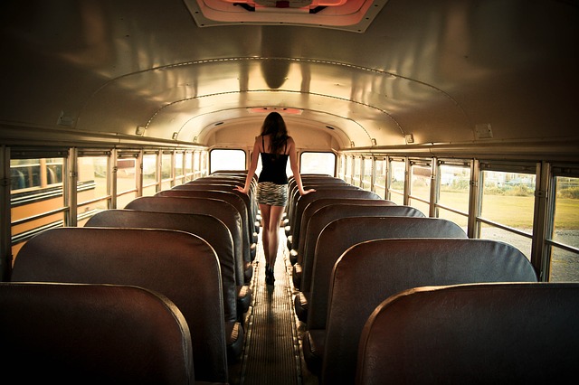 dívka v autobusu.jpg